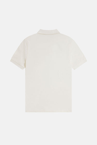 Polo écru à manches courtes de FRED PERRY, avec un col classique et une texture piquée.