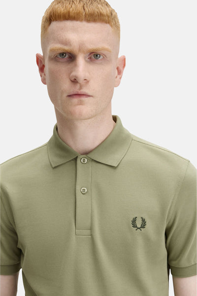 Olijfgroen poloshirt met korte mouwen van Fred Perry, met geborduurd logo op de borst.