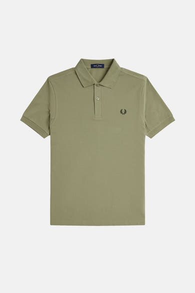 Olijfgroen poloshirt met korte mouwen van Fred Perry, met geborduurd logo op de borst.