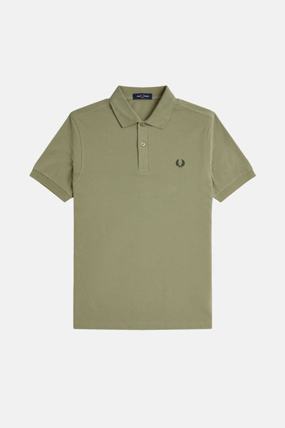 Polo à manches courtes olive de Fred Perry, avec le logo brodé sur la poitrine.