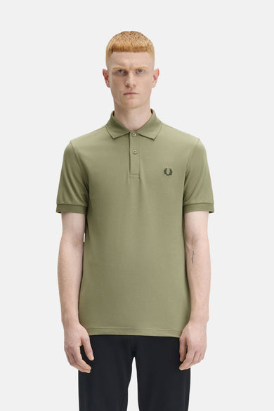 Olijfgroen poloshirt met korte mouwen van Fred Perry, met geborduurd logo op de borst en een klassieke pasvorm.