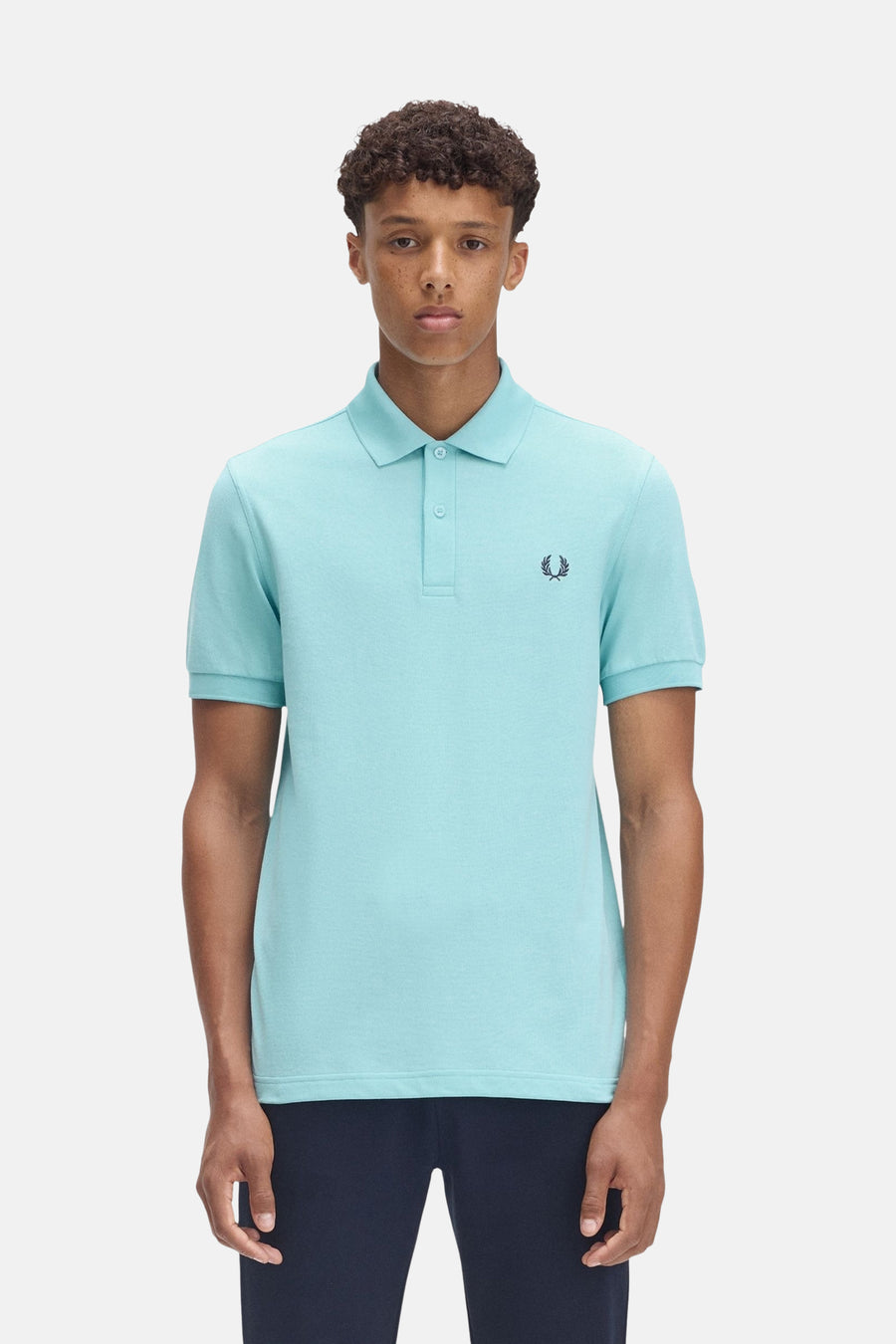 Turquoise polo met korte mouwen van Fred Perry, met geborduurd logo op de borst.
