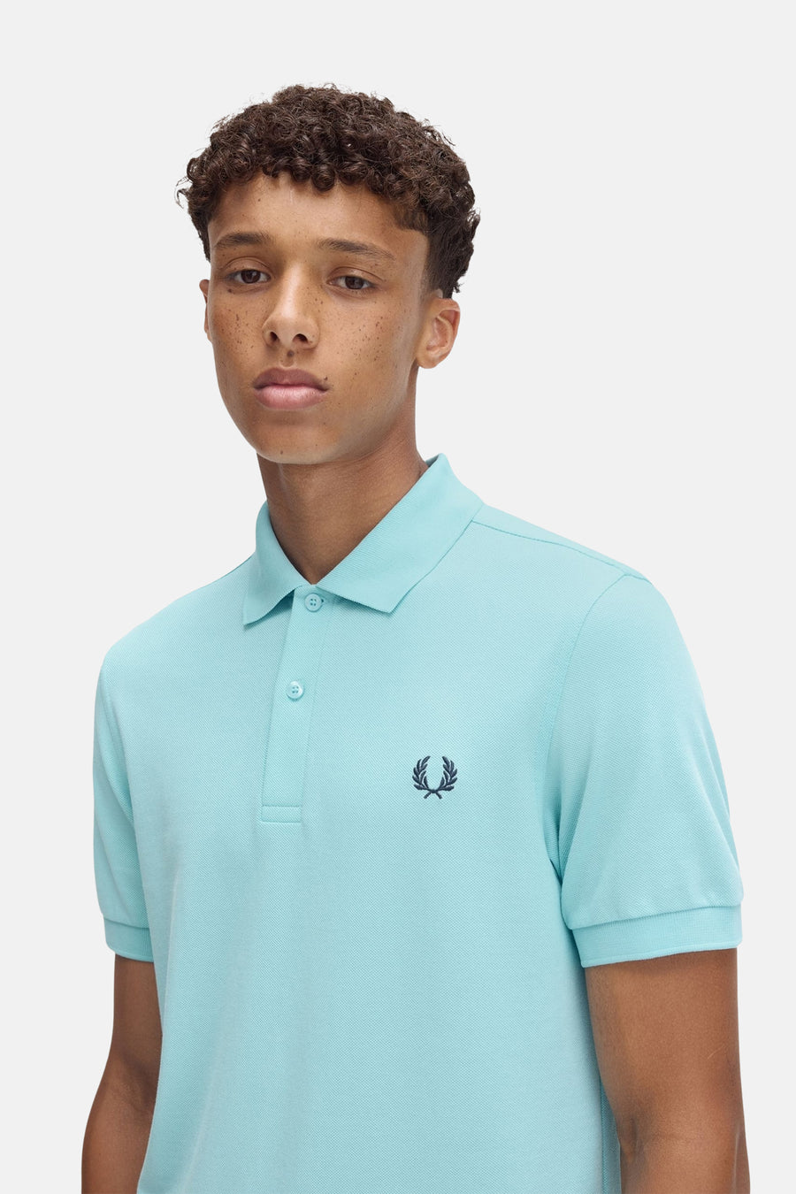 Turquoise poloshirt met korte mouwen van FRED PERRY, met geborduurd laurierlogo op de borst.