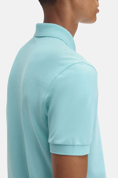 Turquoise poloshirt met korte mouwen van FRED PERRY, in getextureerd katoenpiqué, detail op de kraag.