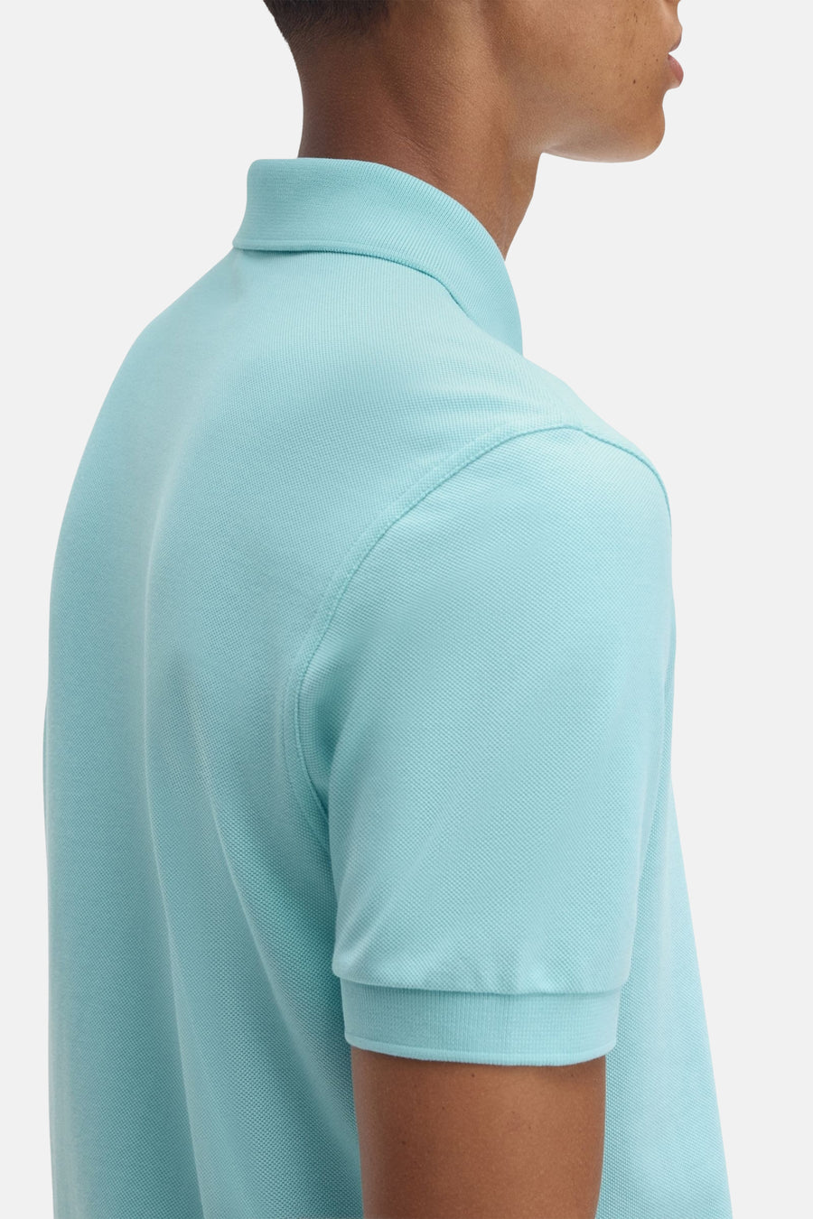 Turquoise poloshirt met korte mouwen van FRED PERRY, in getextureerd katoenpiqué, detail op de kraag.