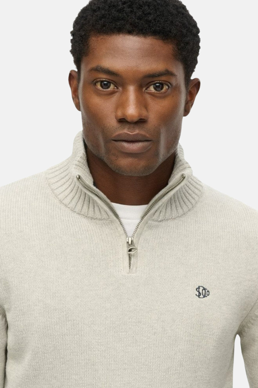 Pull à col roulé gris de Superdry, avec fermeture éclair et logo discret sur la poitrine.