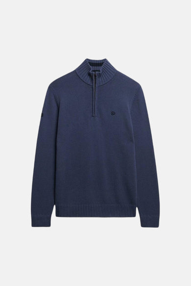 Pull à col roulé bleu de Superdry, avec une fermeture éclair courte et un logo subtil.