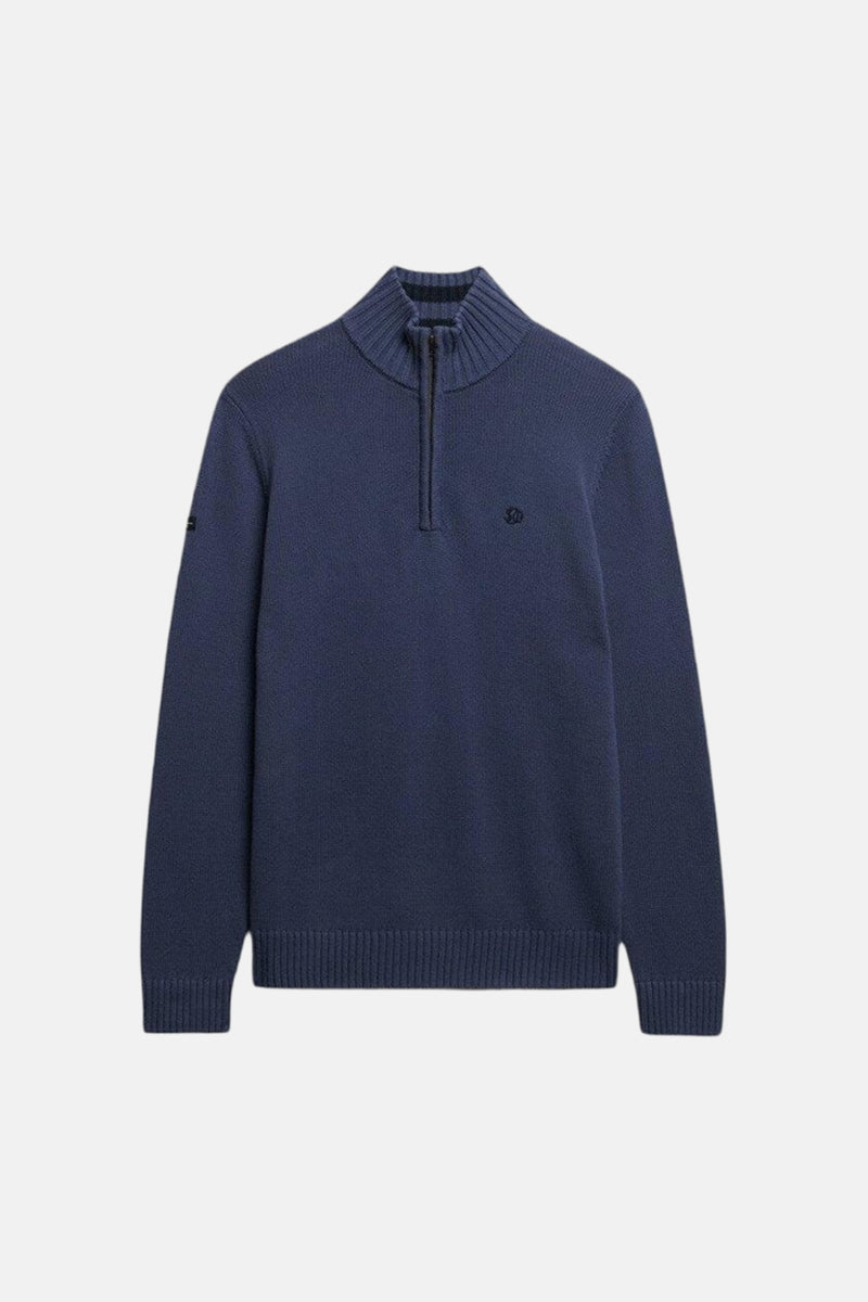 Pull à col roulé bleu de Superdry, avec une fermeture éclair courte et un logo subtil.