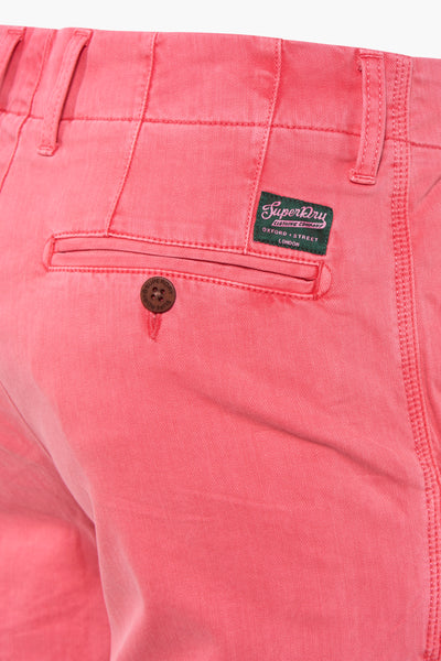 Short rose de SUPERDRY, avec poche boutonnée et étiquette de la marque.