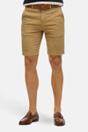 Short beige de SUPERDRY, porté avec une ceinture marron et des mocassins en cuir.
