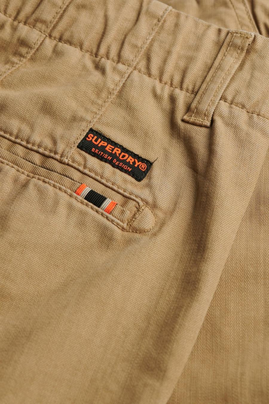 Short beige par Superdry, avec une poche arrière ornée de détails rayés.