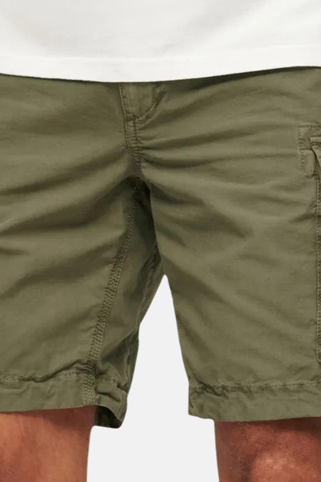 Korte katoenen short van SUPERDRY, met een decoratieve geborduurde patch en een zichtbare bruine knoop.