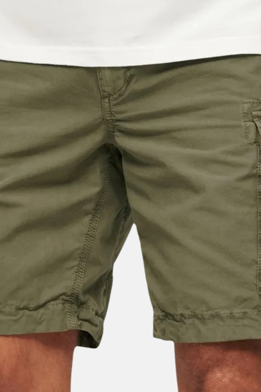 Korte katoenen short van SUPERDRY, met een decoratieve geborduurde patch en een zichtbare bruine knoop.