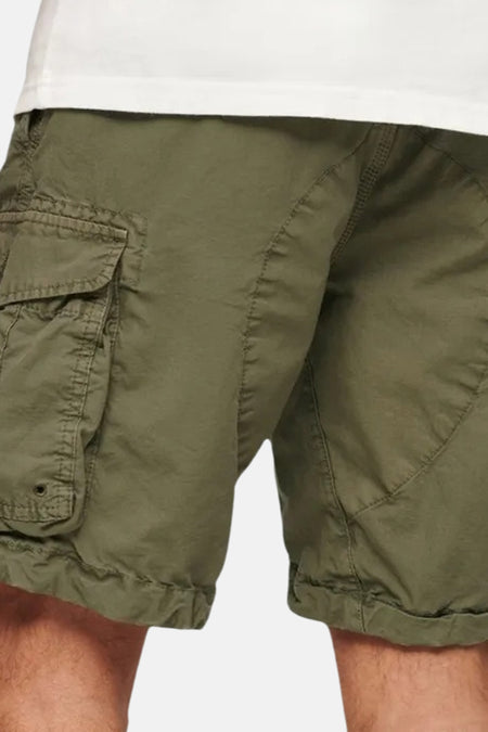 Korte broek van SUPERDRY, met cargozak en omgeslagen zoom.