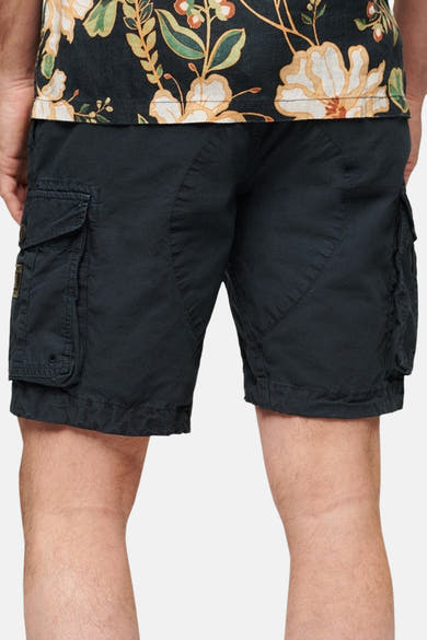 Donkerblauwe korte broek van SUPERDRY, met cargozakken en decoratieve stiksels.