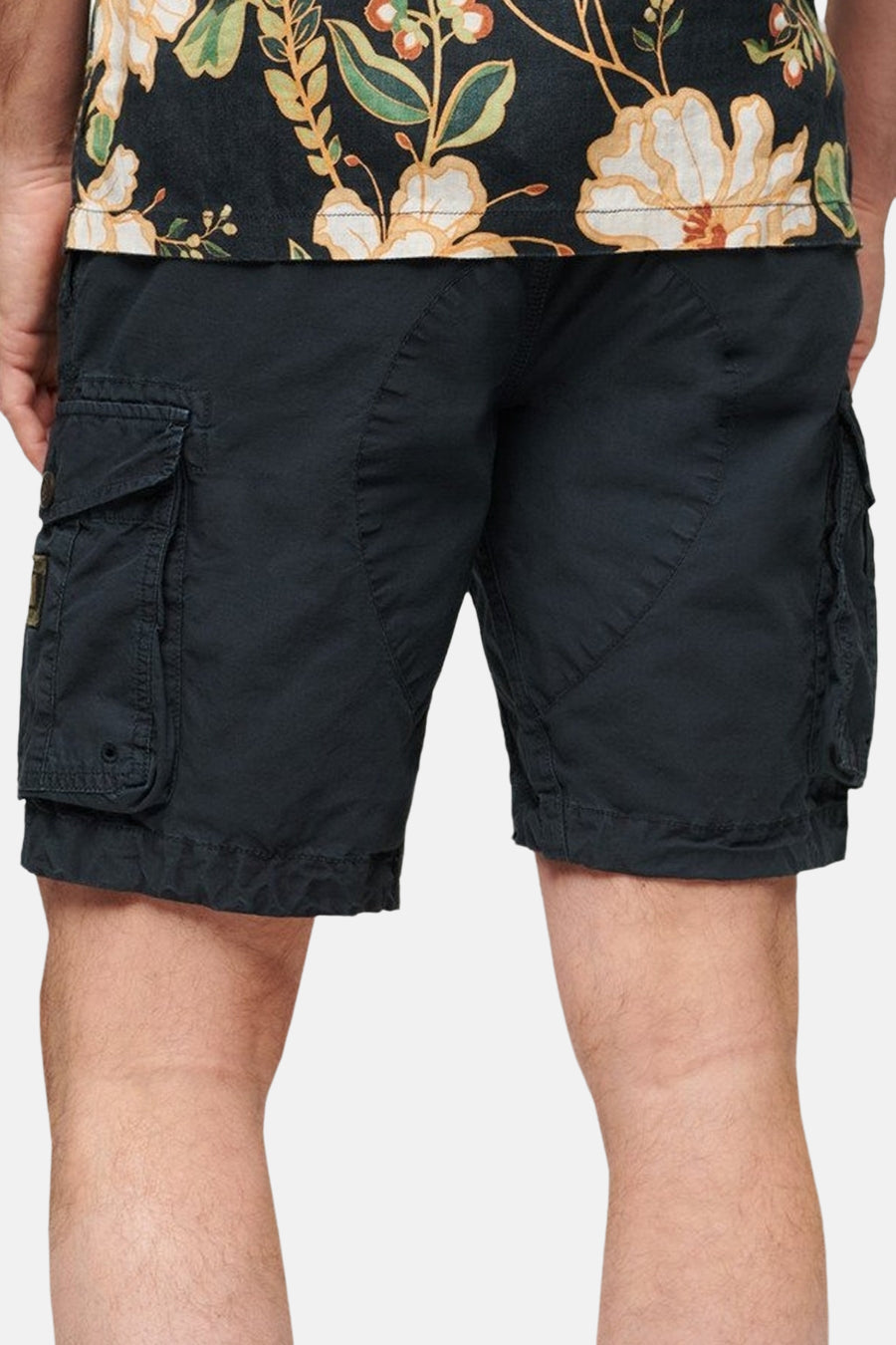 Donkerblauwe korte broek van SUPERDRY, met cargozakken en decoratieve stiksels.