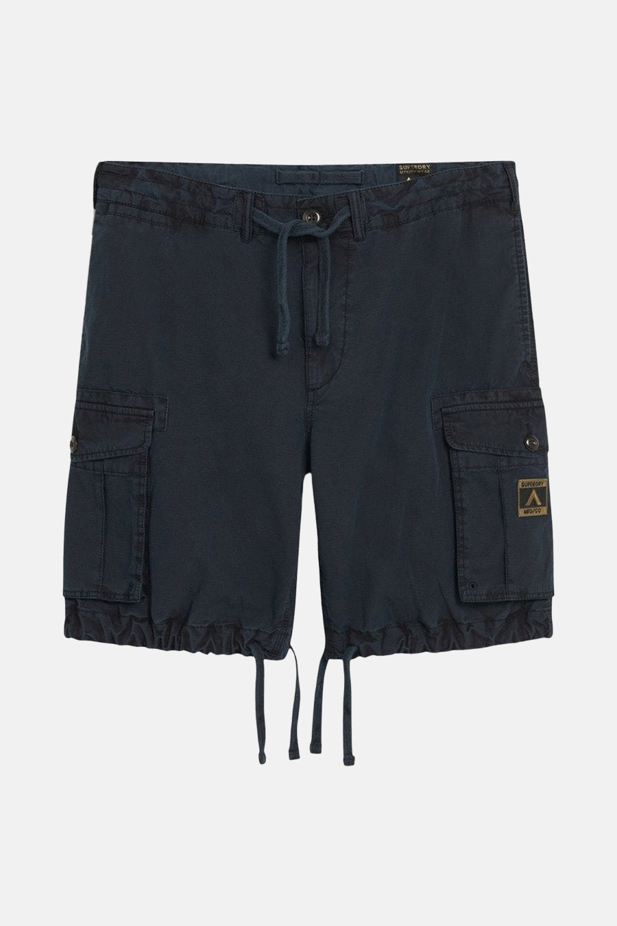 Korte blauwe short van Superdry met cargozakken en een trekkoord in de taille.