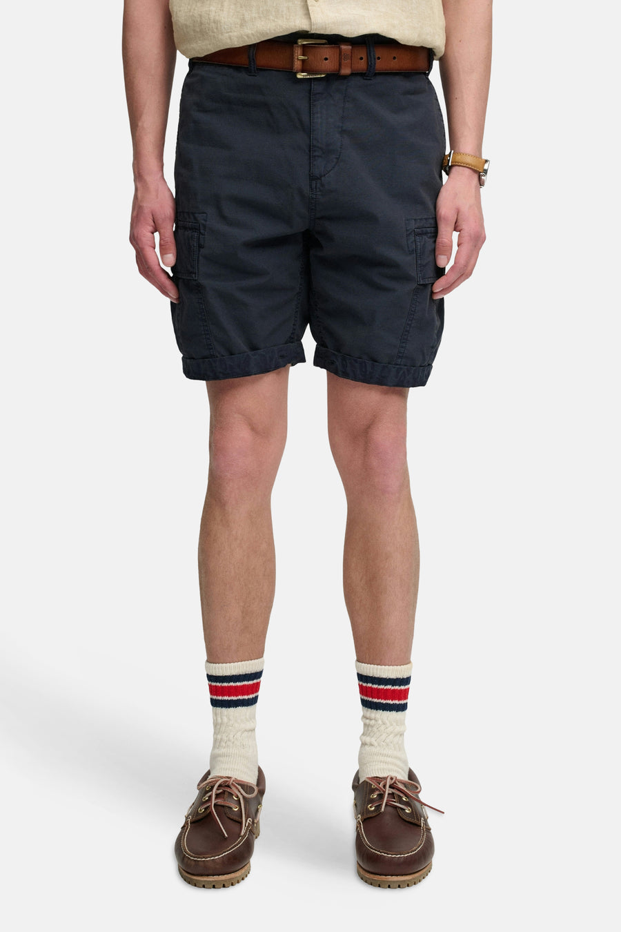 Korte blauwe cargobroek van SUPERDRY met klepzakken en geplooide zomen.