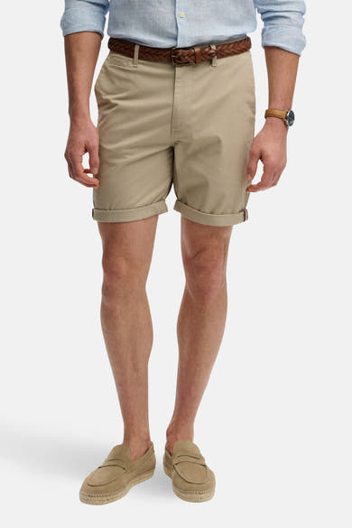 Korte beige short van SUPERDRY, met zichtbare knoop en zijzakken.