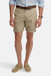 Korte beige short van SUPERDRY, met zichtbare knoop en zijzakken.