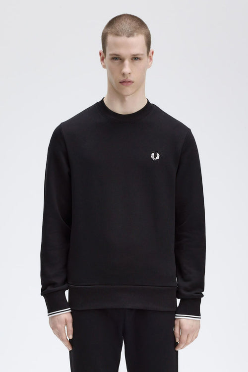 Zwarte Fred Perry sweater met toon-op-toon geborduurd logo op de borst.