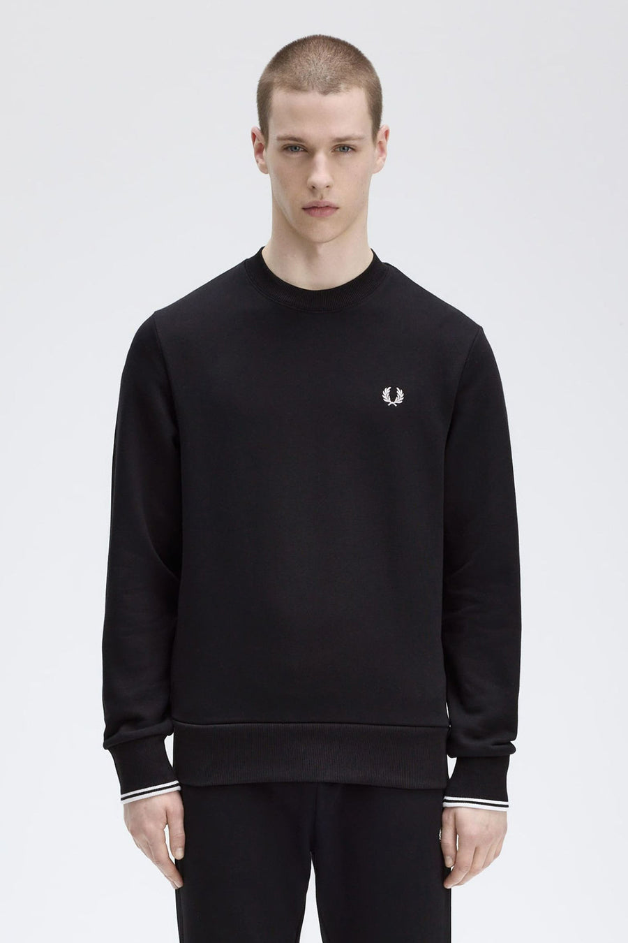 Zwarte Fred Perry sweater met toon-op-toon geborduurd logo op de borst.