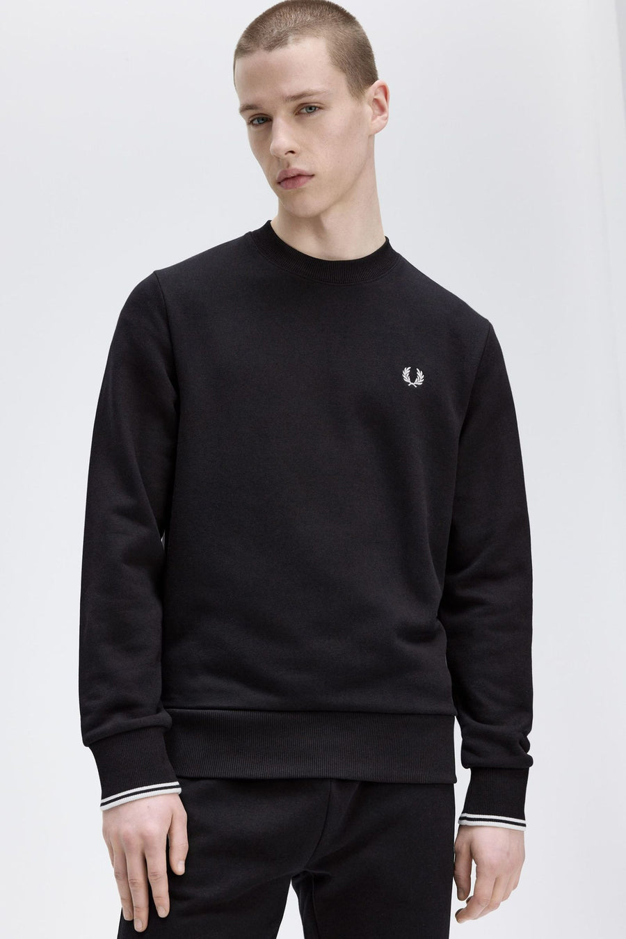 Zwarte, ronde hals sweatshirt van Fred Perry, met geborduurd logo op de borst.