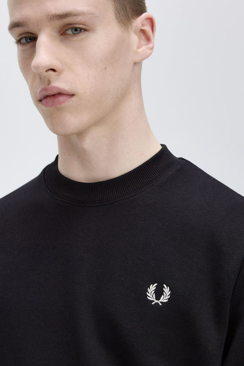 Zwarte rondehals sweatshirt van Fred Perry, met geborduurd lauwerkranslogo op de borst.