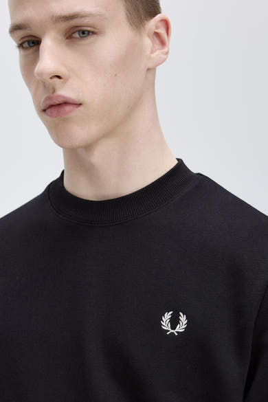 Zwarte rondehals sweatshirt van Fred Perry, met geborduurd lauwerkranslogo op de borst.
