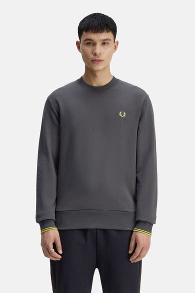 Sweat col rond gris de Fred Perry, orné d'un logo brodé et des bordures côtelées aux poignets.