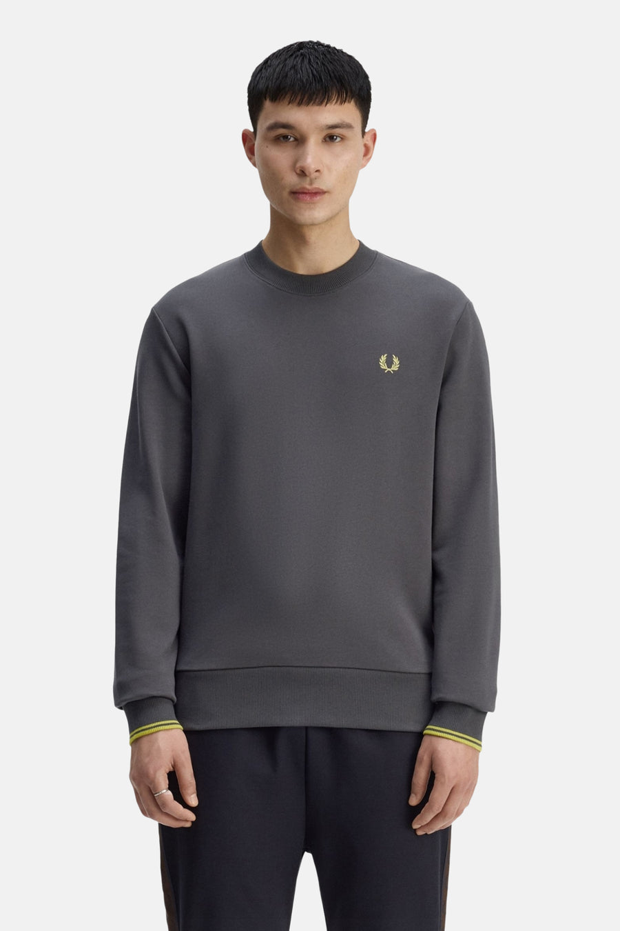 Sweat col rond gris de Fred Perry, orné d'un logo brodé et des bordures côtelées aux poignets.