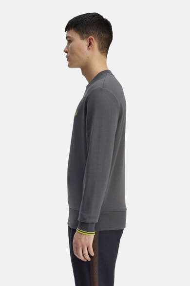 Sweat col rond gris de Fred Perry, avec logo brodé sur la poitrine et bords côtes contrastés.
