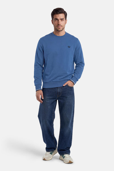 Blauwe sweater van FRED PERRY met ronde hals, geborduurd laurierlogo en geribde manchetten met dubbele witte streep.