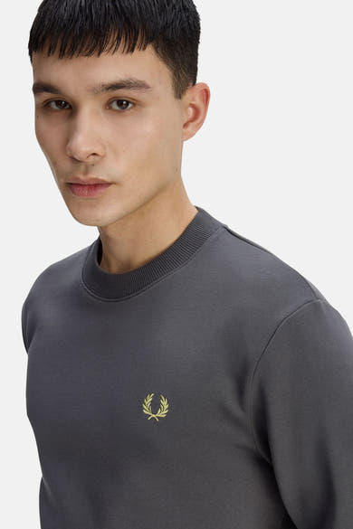 Sweat col rond gris par FRED PERRY avec logo laurier brodé sur la poitrine.