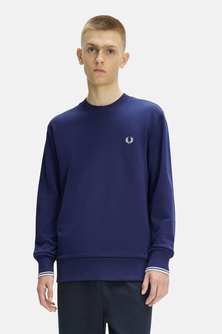 Blauwe rondehals sweatshirt van FRED PERRY met geborduurd logo, witte gestreepte manchetten en geribbelde zoom.