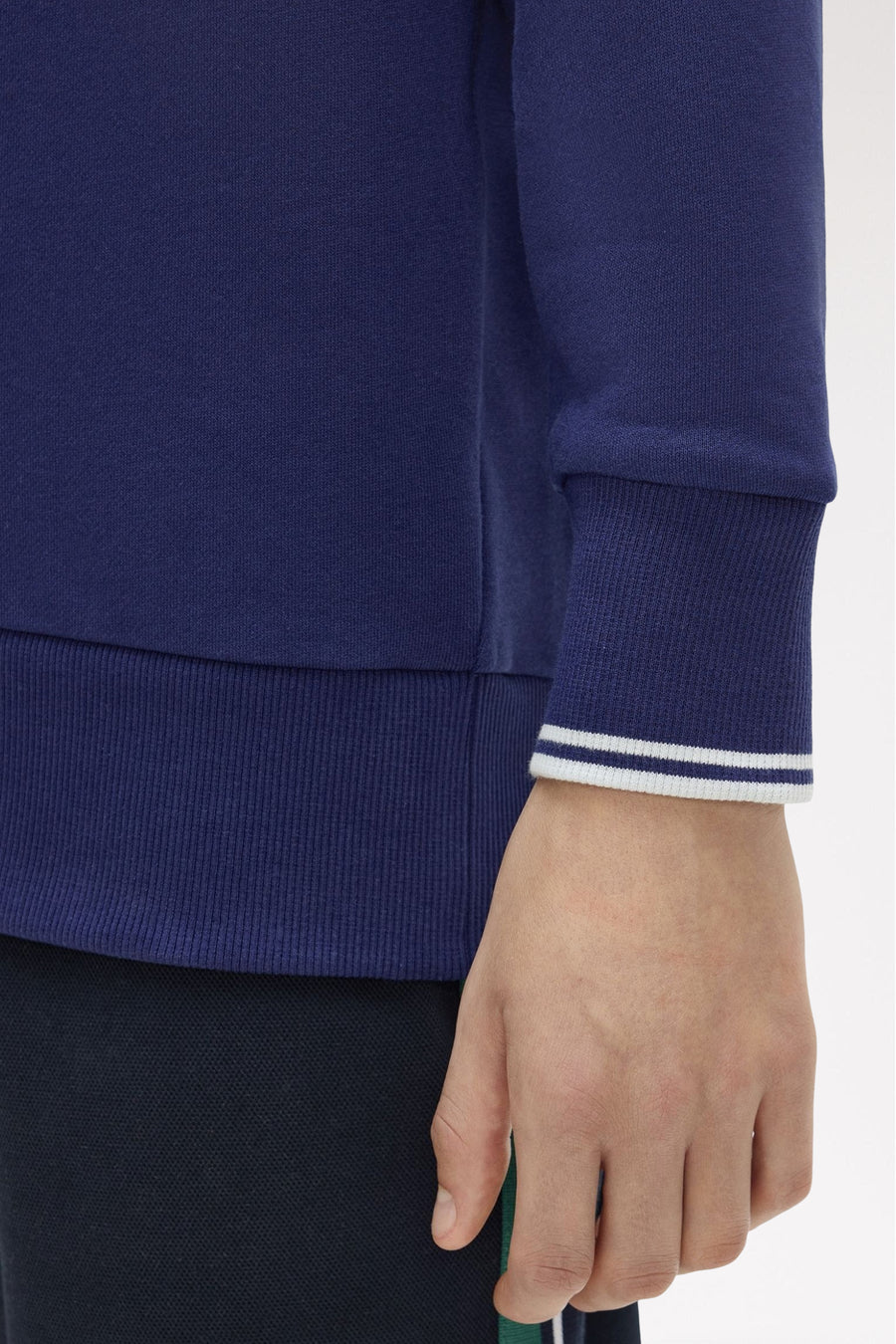 Marineblauwe rondehals sweatshirt van FRED PERRY met geribde manchetten met dubbele witte strepen en een geribde zoom.