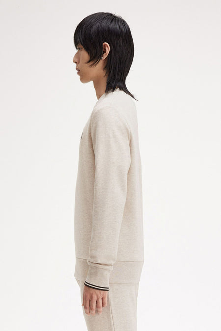 Beige ronde hals sweatshirt van FRED PERRY, met zwart-witte gestreepte manchetten.