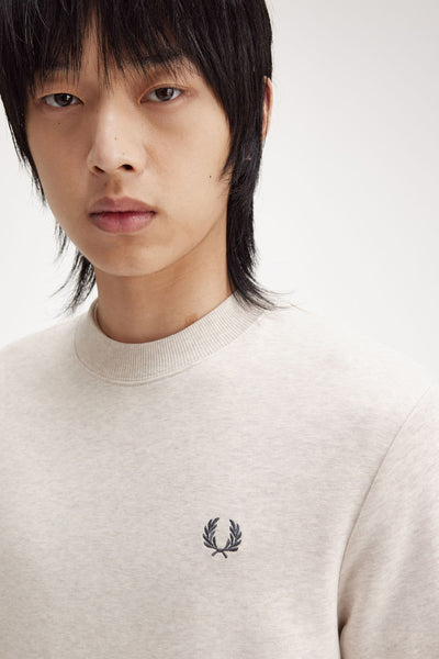 Sweat col rond beige de FRED PERRY, avec logo discret sur la poitrine.