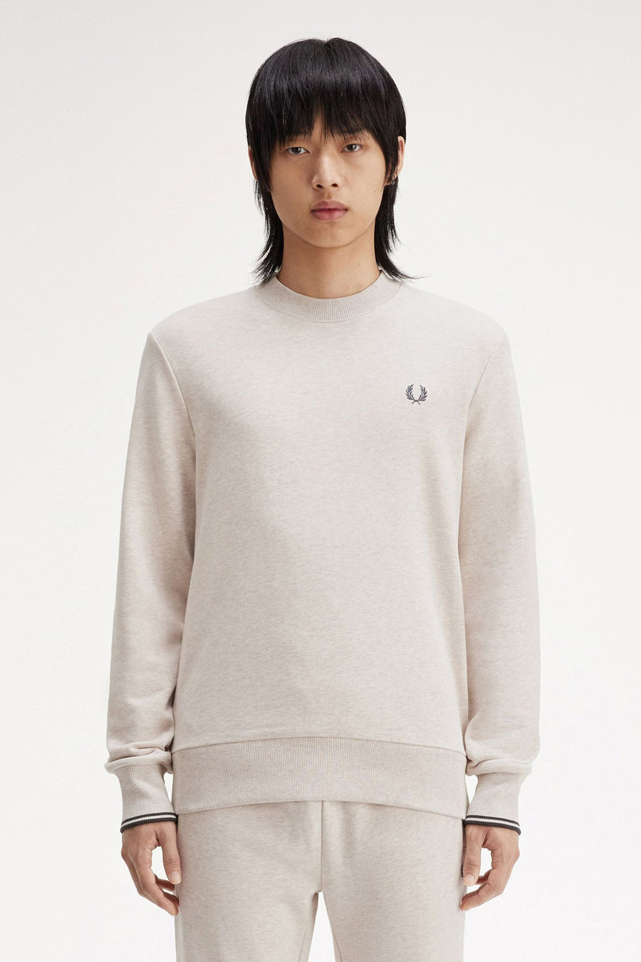 Sweat beige de FRED PERRY, avec logo couronne de laurier brodé sur la poitrine.