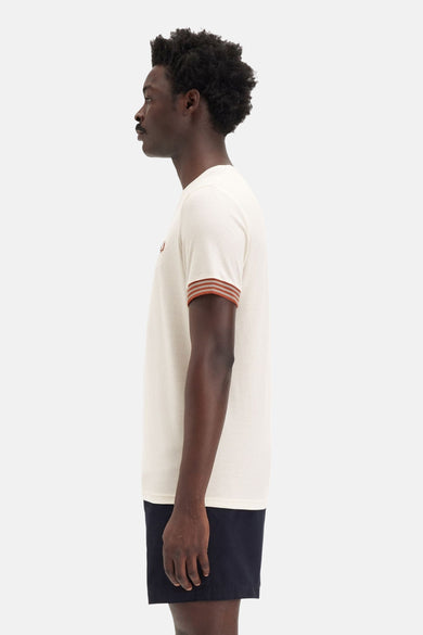 Ecru T-shirt met korte mouwen van FRED PERRY, met contrasterende strepen op de mouwen en discreet logo.