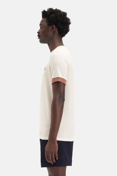 Ecru T-shirt met korte mouwen van FRED PERRY, met contrasterende strepen op de mouwen en discreet logo.