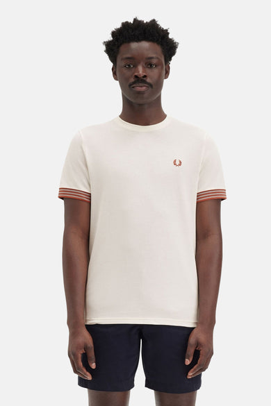 Ecru T-shirt met korte mouwen van FRED PERRY, met contrasterende strepen op de mouwen en geborduurd logo.