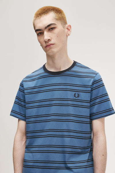 T-shirt bleu à rayures noires de Fred Perry, avec logo brodé sur la poitrine