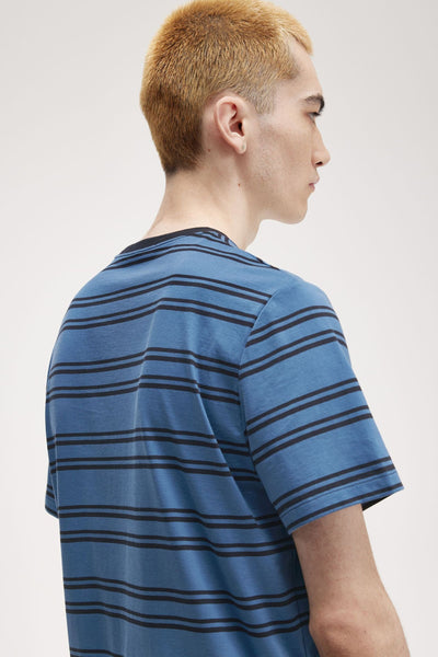 Blauwe T-shirt met korte mouwen van FRED PERRY, zwarte horizontale strepen, klassieke pasvorm.