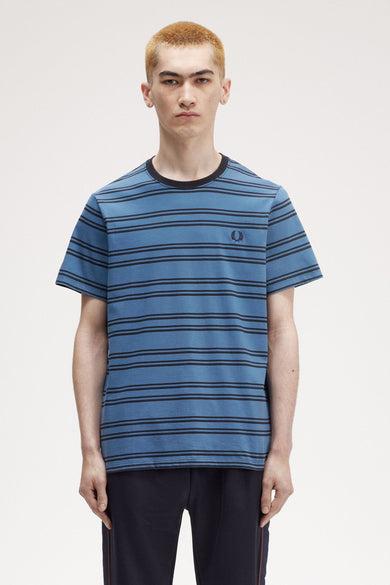 T-shirt à manches courtes bleu à rayures noires de Fred Perry, avec logo brodé sur la poitrine.