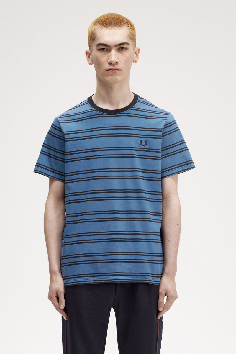 T-shirt à manches courtes bleu à rayures noires de Fred Perry, avec logo brodé sur la poitrine.