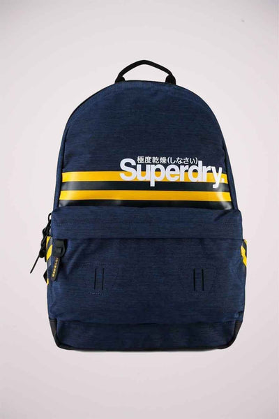 Sac à dos bleu, de Superdry, avec rayures jaunes et logo blanc.