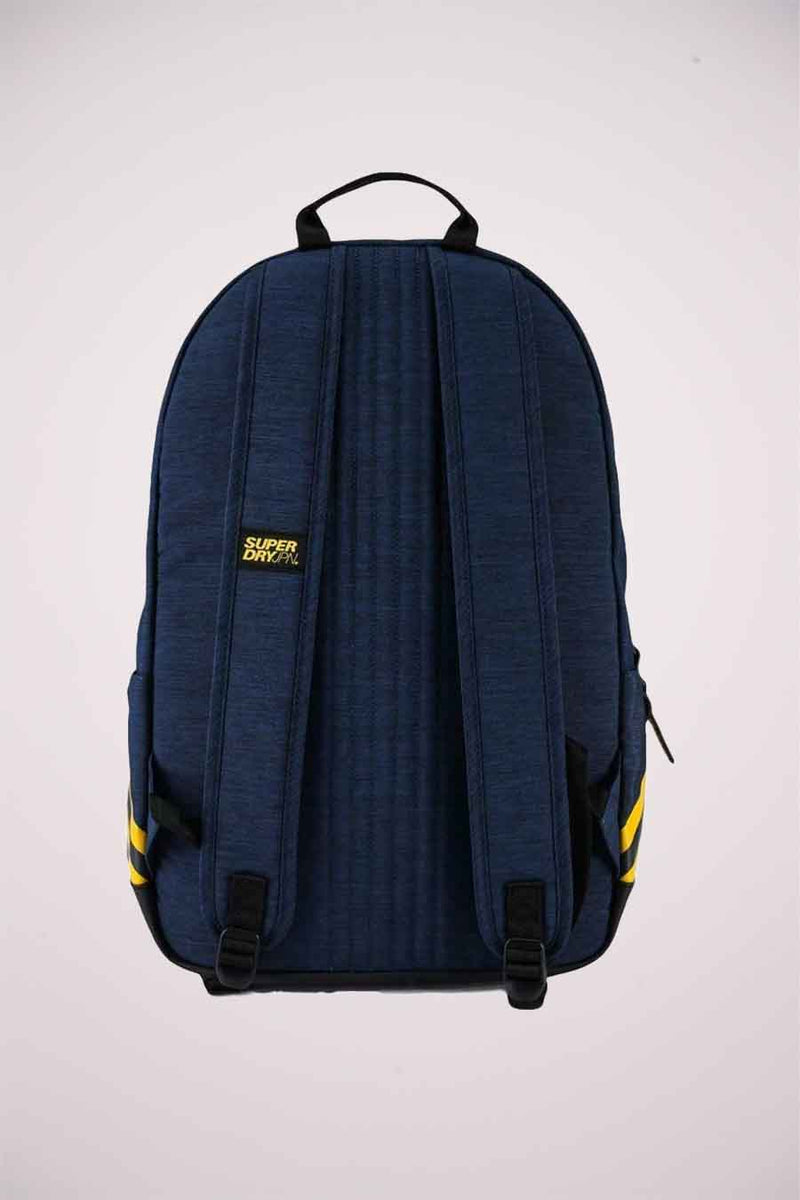 Blauwe rugzak van Superdry met gele strepen en wit logo.
