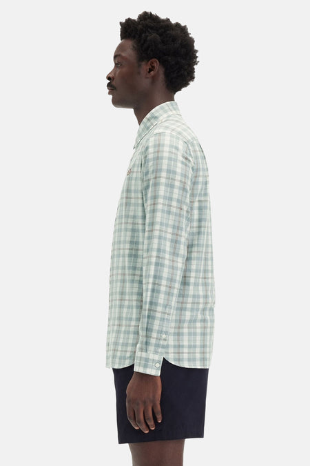 Groen geruit overhemd met korte mouwen van FRED PERRY, gedragen met een marineblauwe korte broek in profielaanzicht.