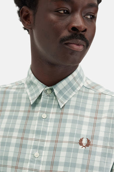Groen geruit overhemd met korte mouwen van Fred Perry met geborduurd logo op de borst.